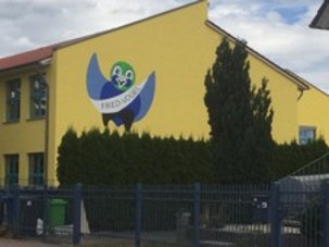 Fassadenbemalung Fred-Vogel-Grundschule (Fredersdorf-Vogelsdorf, 2020/2021, Entwürfe und Ausführung Uta Golla